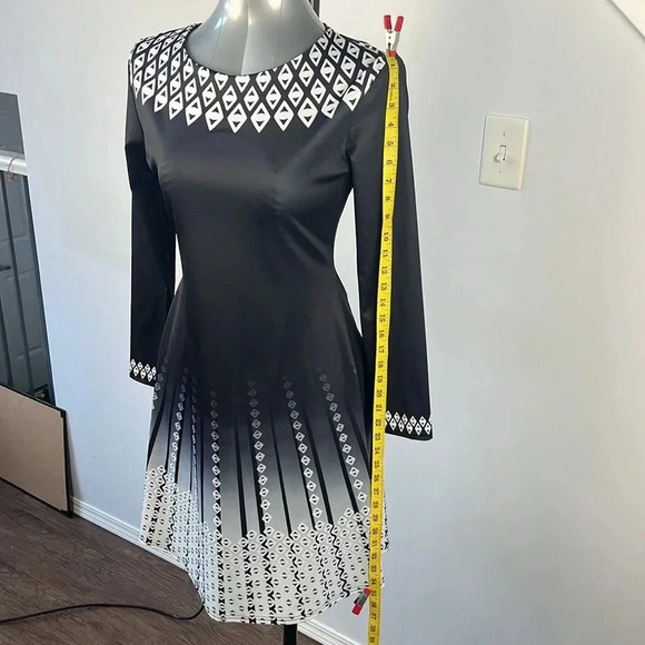 Geometric print black white gray long sleeve midi dress size medium - Picture 10 of 11
